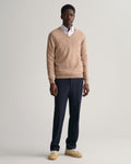 DK SAND MELANGE, SUPERFINE LAMBSWOOL V-NECK BY GANT AU.