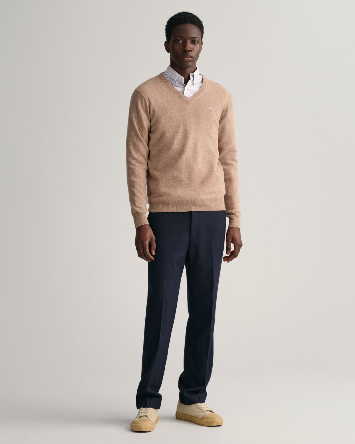 DK SAND MELANGE, SUPERFINE LAMBSWOOL V-NECK BY GANT AU.