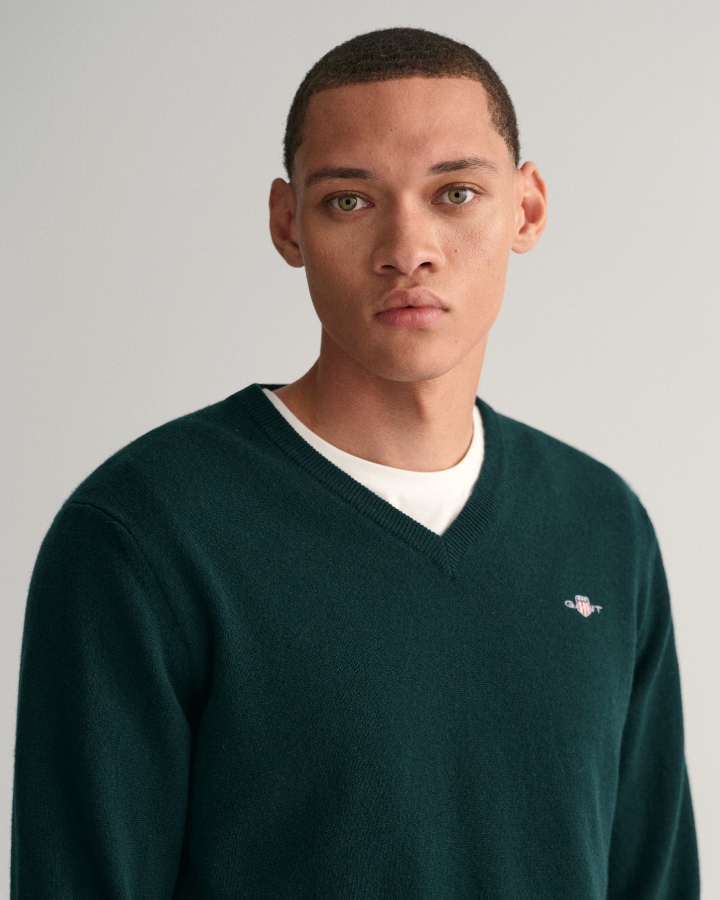 TARTAN GREEN, SUPERFINE LAMBSWOOL V-NECK, CLOSE-UP BY GANT AU.