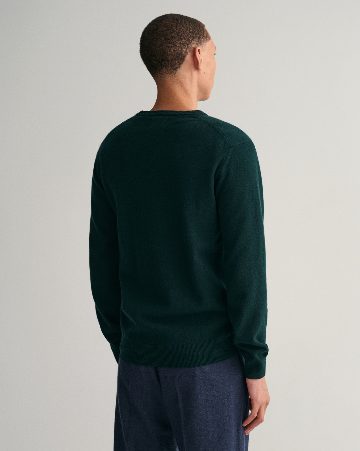 TARTAN GREEN, SUPERFINE LAMBSWOOL V-NECK, BACK-VIEW BY GANT AU.