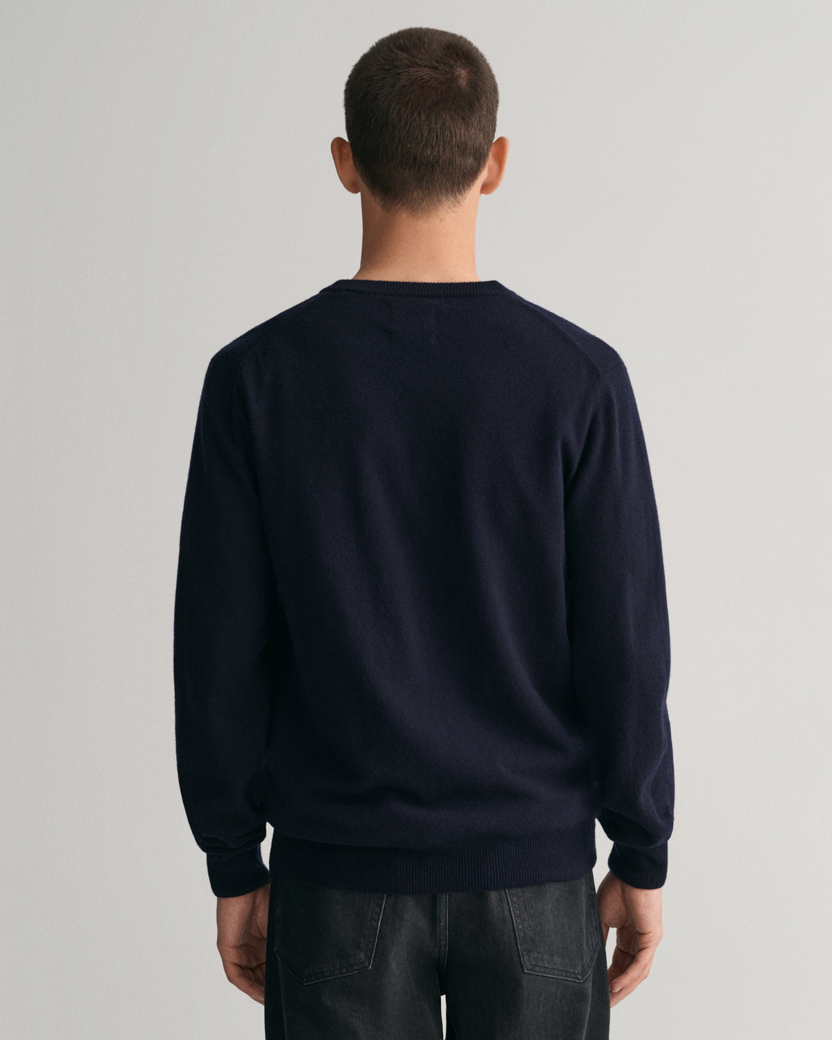 MARINE, SUPERFINE LAMBSWOOL V-NECK, BACK-VIEW BY GANT AU.