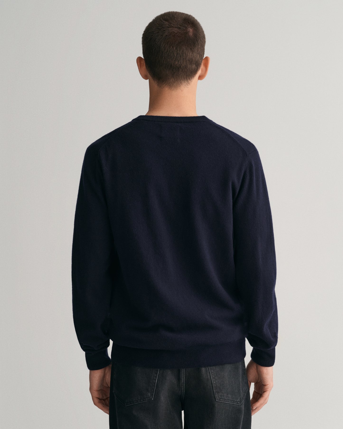 MARINE, SUPERFINE LAMBSWOOL V-NECK, BACK-VIEW BY GANT AU.