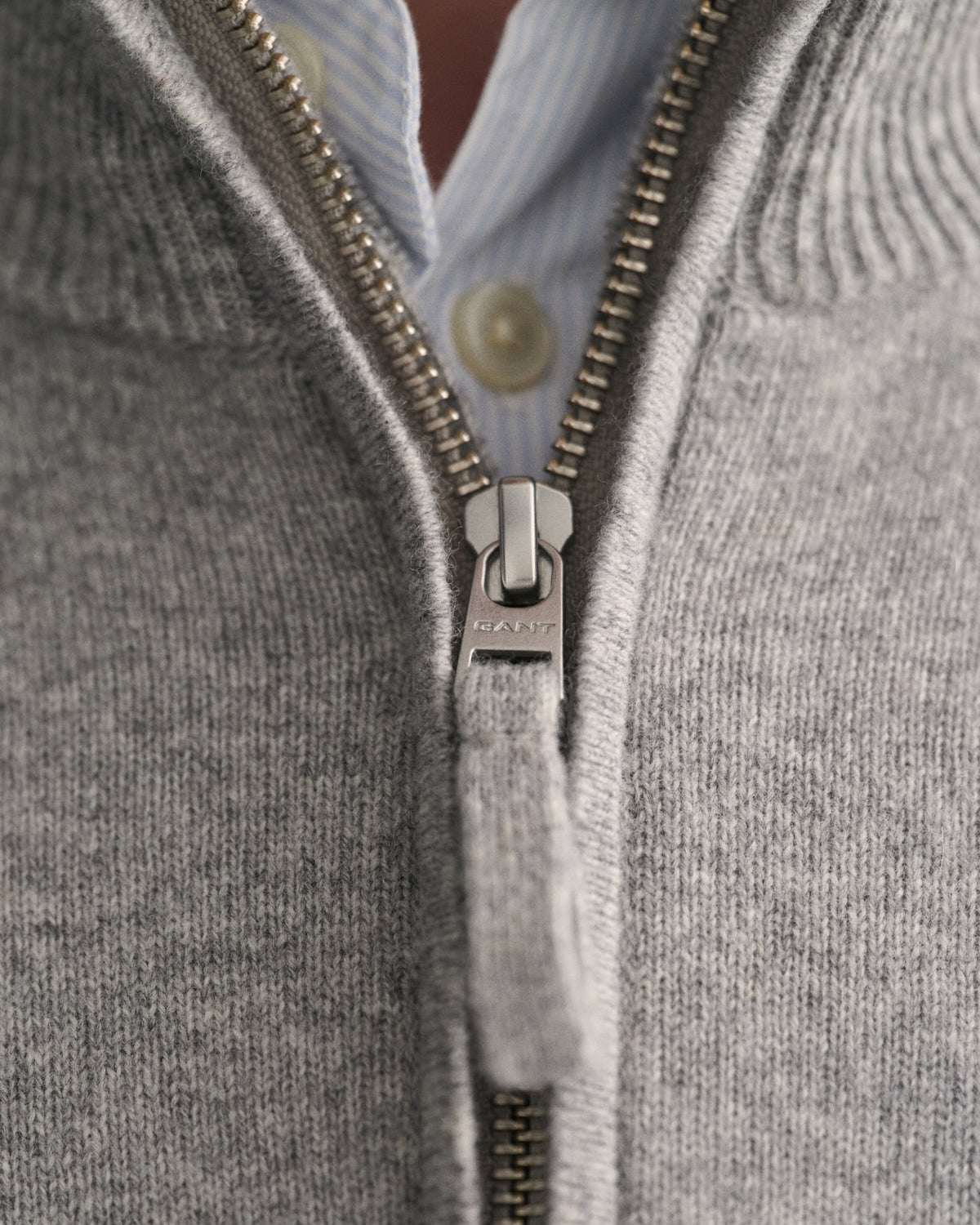 GREY MELANGE, SUPERFINE LAMBSWOOL HALF ZIP, CLOSE-UP BY GANT AU.