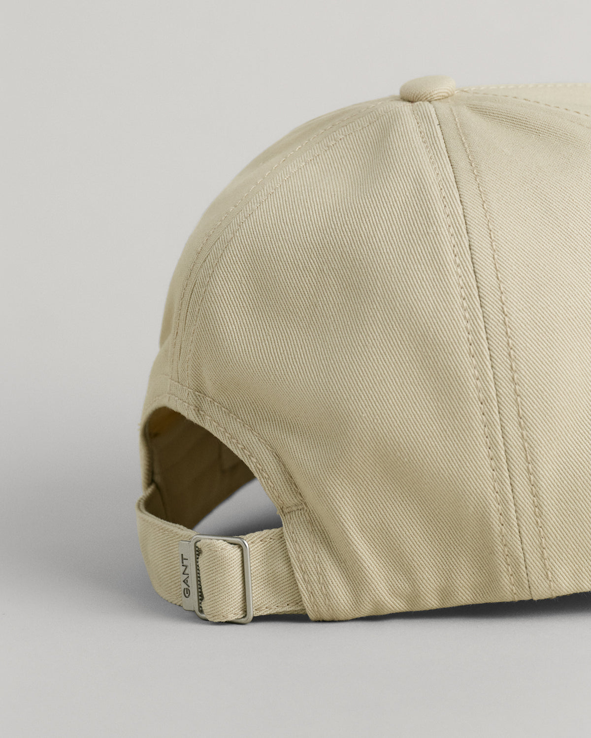 PUTTY, UNISEX. SHIELD HIGH CAP, CLOSE-UP BY GANT AU.