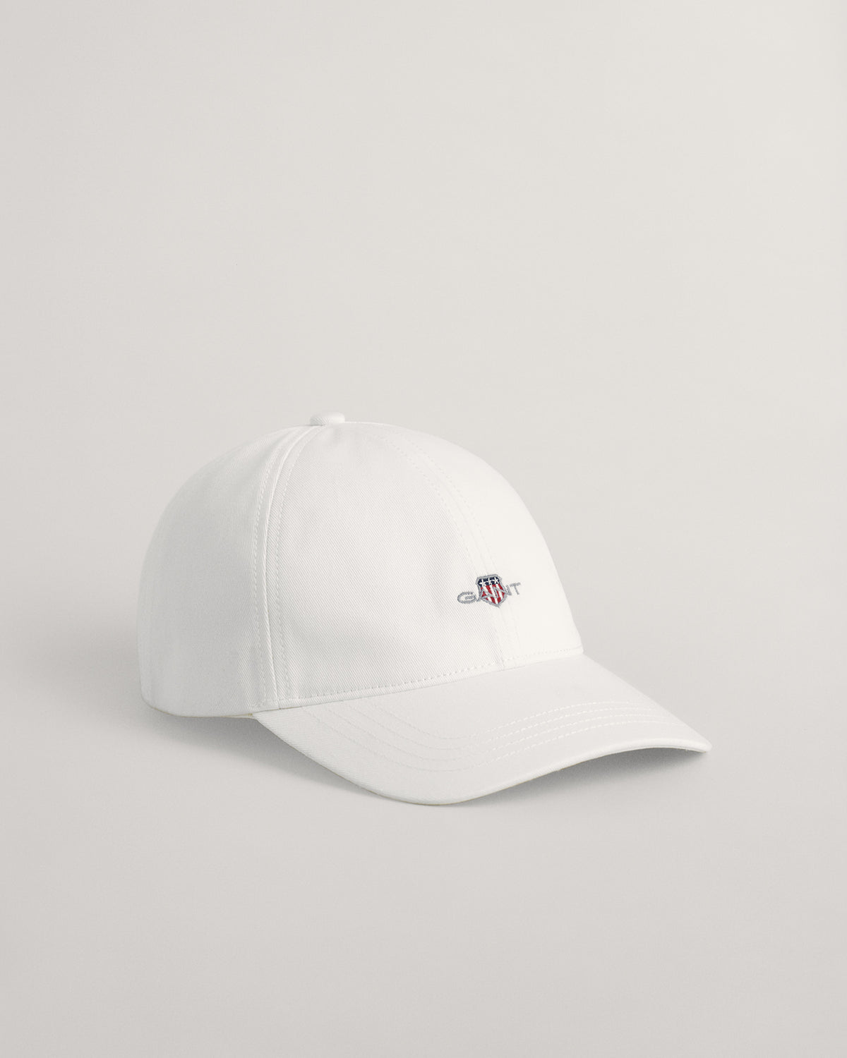 WHITE, UNISEX. SHIELD CAP, FRONT-VIEW BY GANT AU.