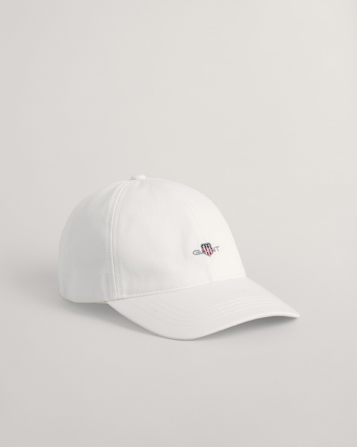 WHITE, UNISEX. SHIELD CAP, FRONT-VIEW BY GANT AU.