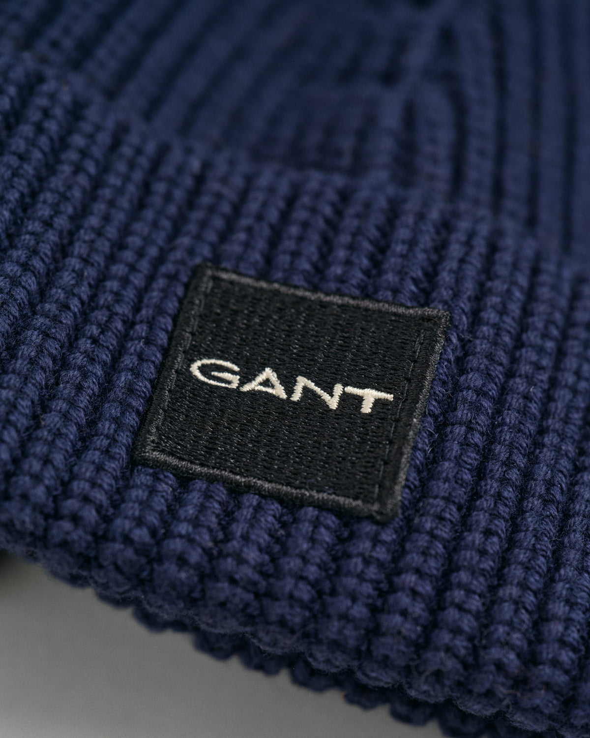 MARINE, UNISEX. COTTON RIB KNIT BEANIE, CLOSE-UP BY GANT AU.