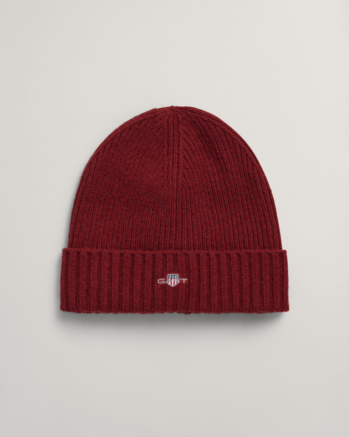 PLUMPED RED, UNISEX. SHIELD WOOL BEANIE, FRONT-VIEW BY GANT AU.