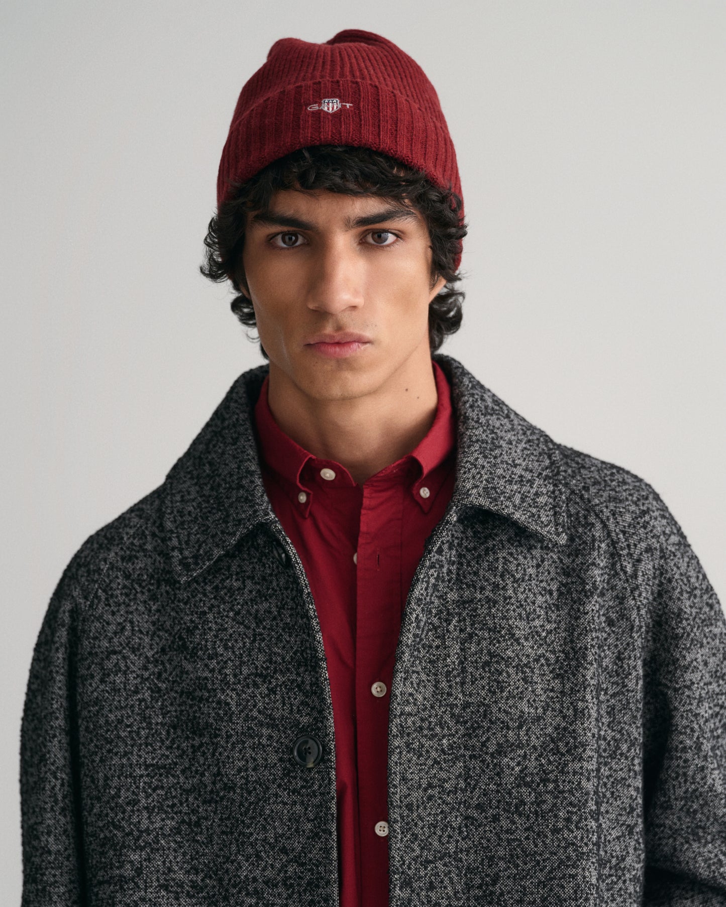 PLUMPED RED, UNISEX. SHIELD WOOL BEANIE BY GANT AU.