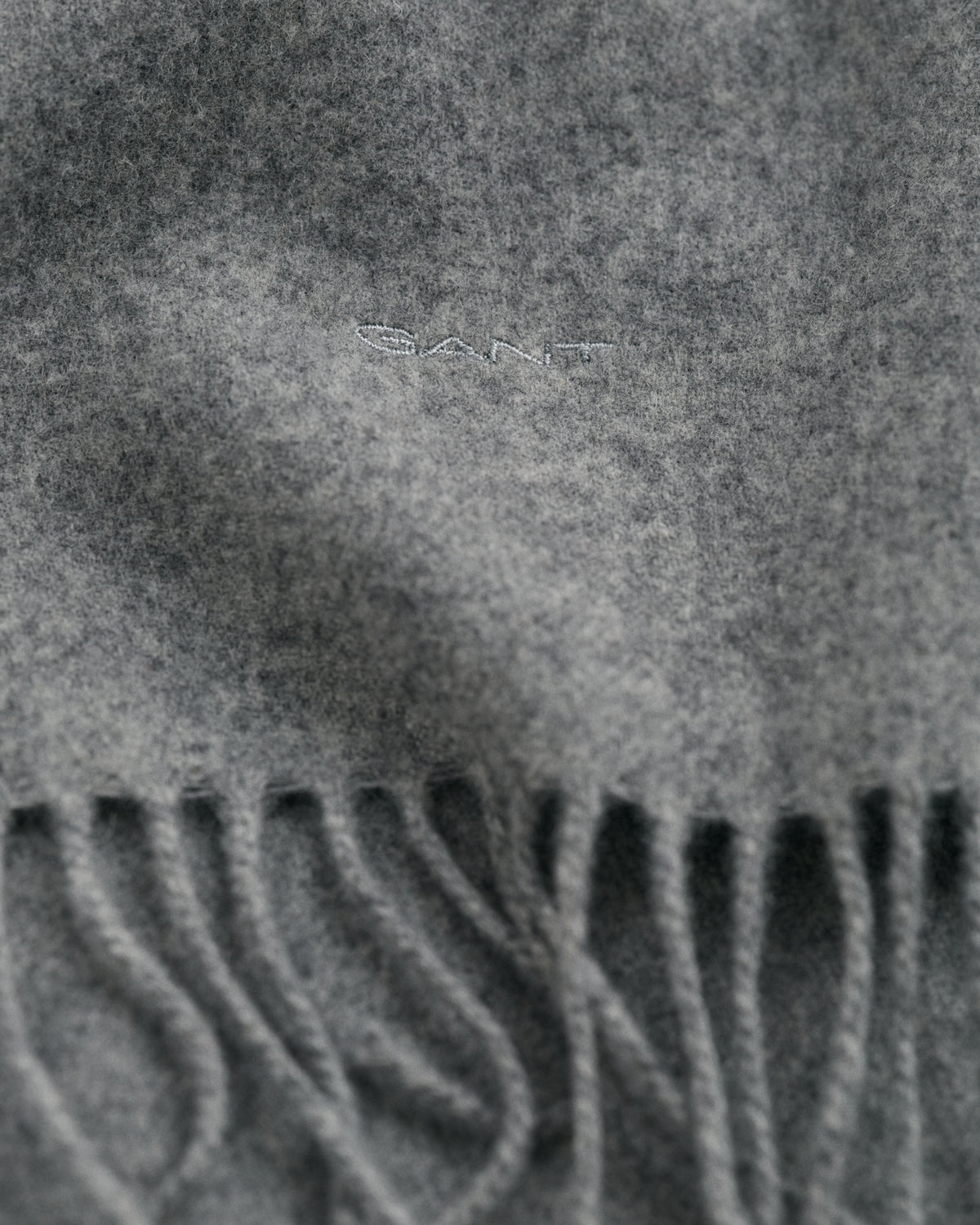 GREY MELANGE, UNISEX. WOOL SCARF, CLOSE-UP BY GANT AU.