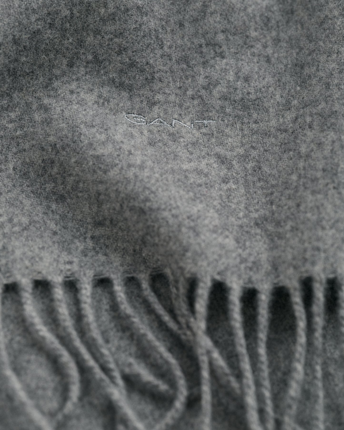 GREY MELANGE, UNISEX. WOOL SCARF, CLOSE-UP BY GANT AU.