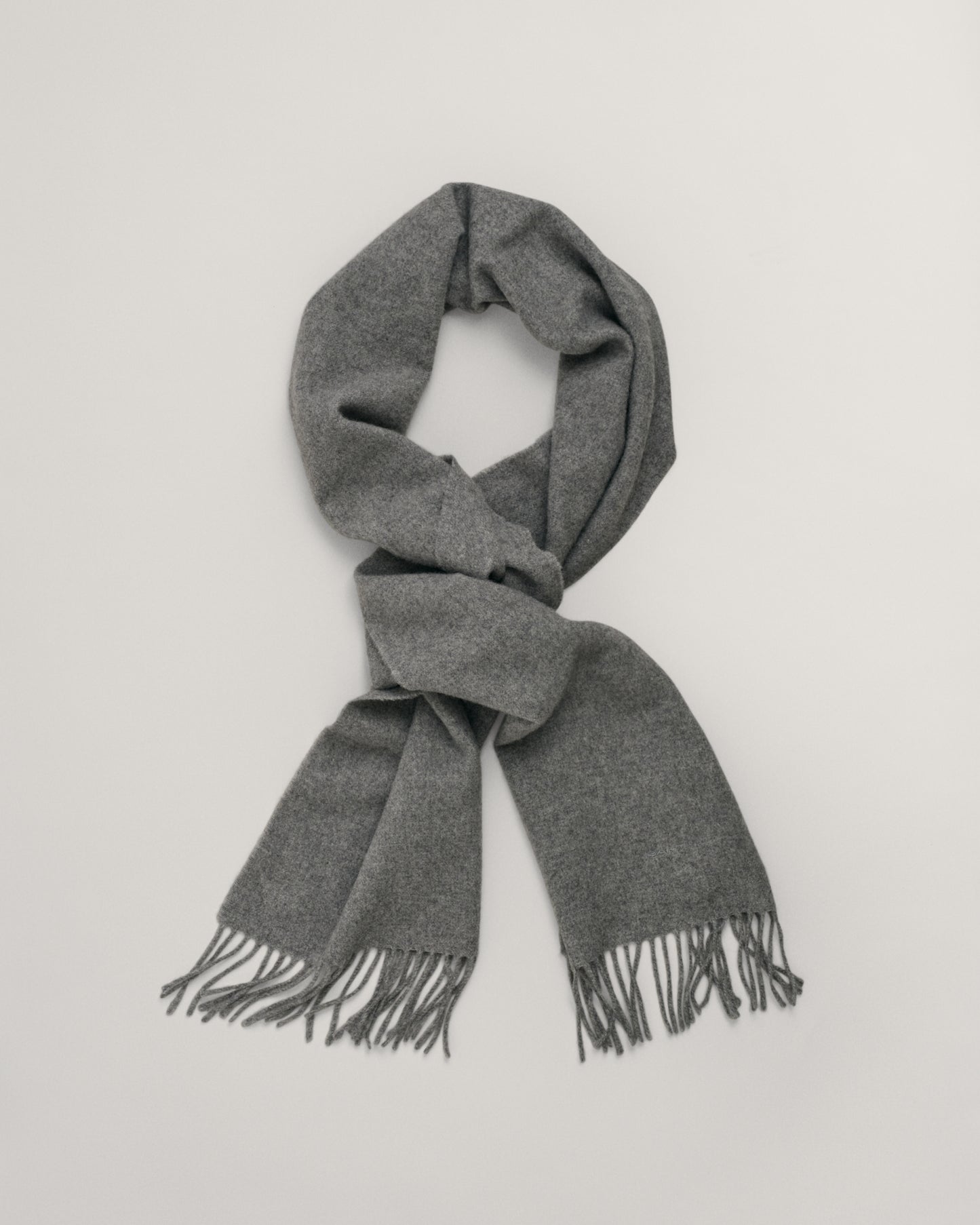 GREY MELANGE, UNISEX. WOOL SCARF, BACK-VIEW BY GANT AU.