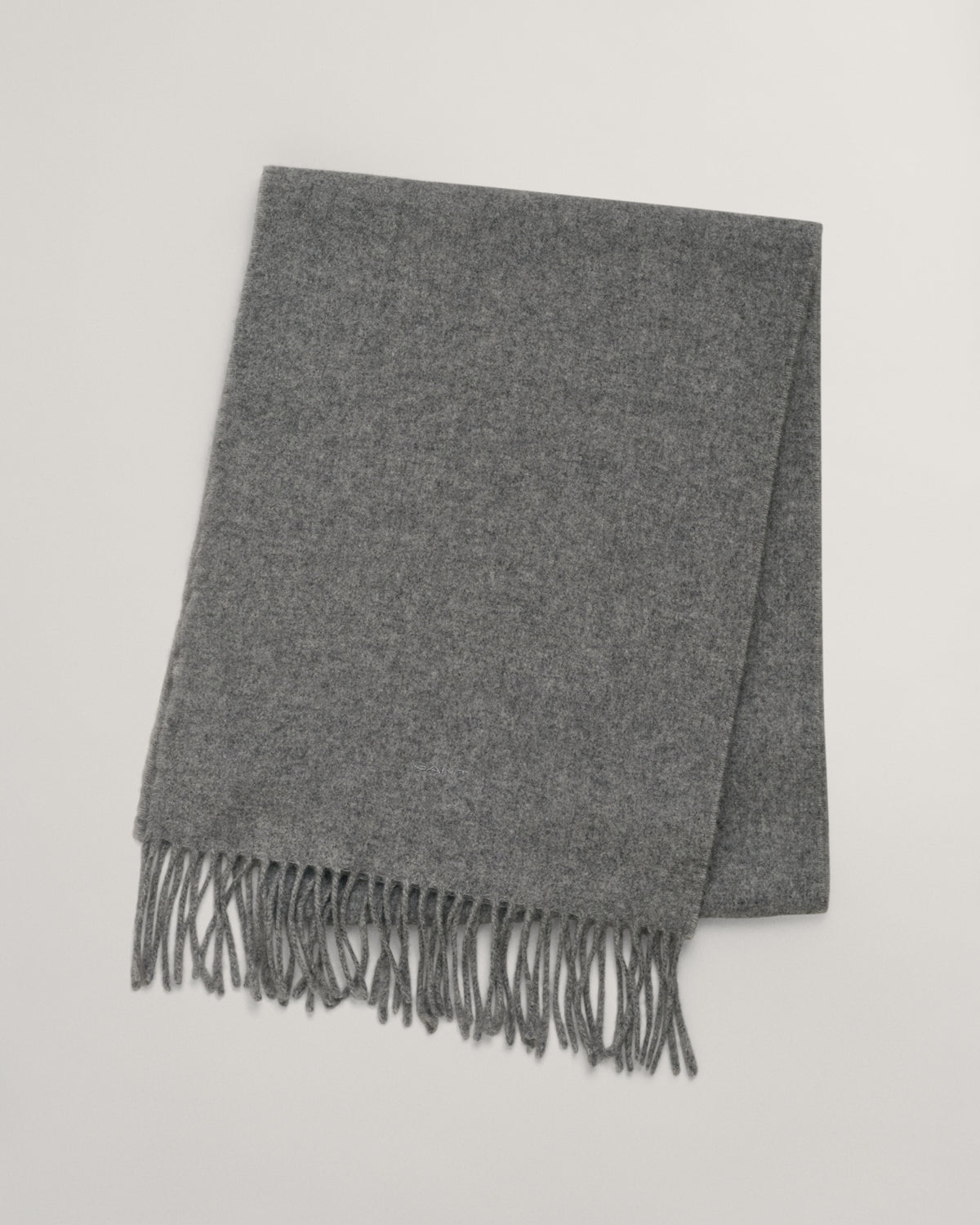 GREY MELANGE, UNISEX. WOOL SCARF, FRONT-VIEW BY GANT AU.