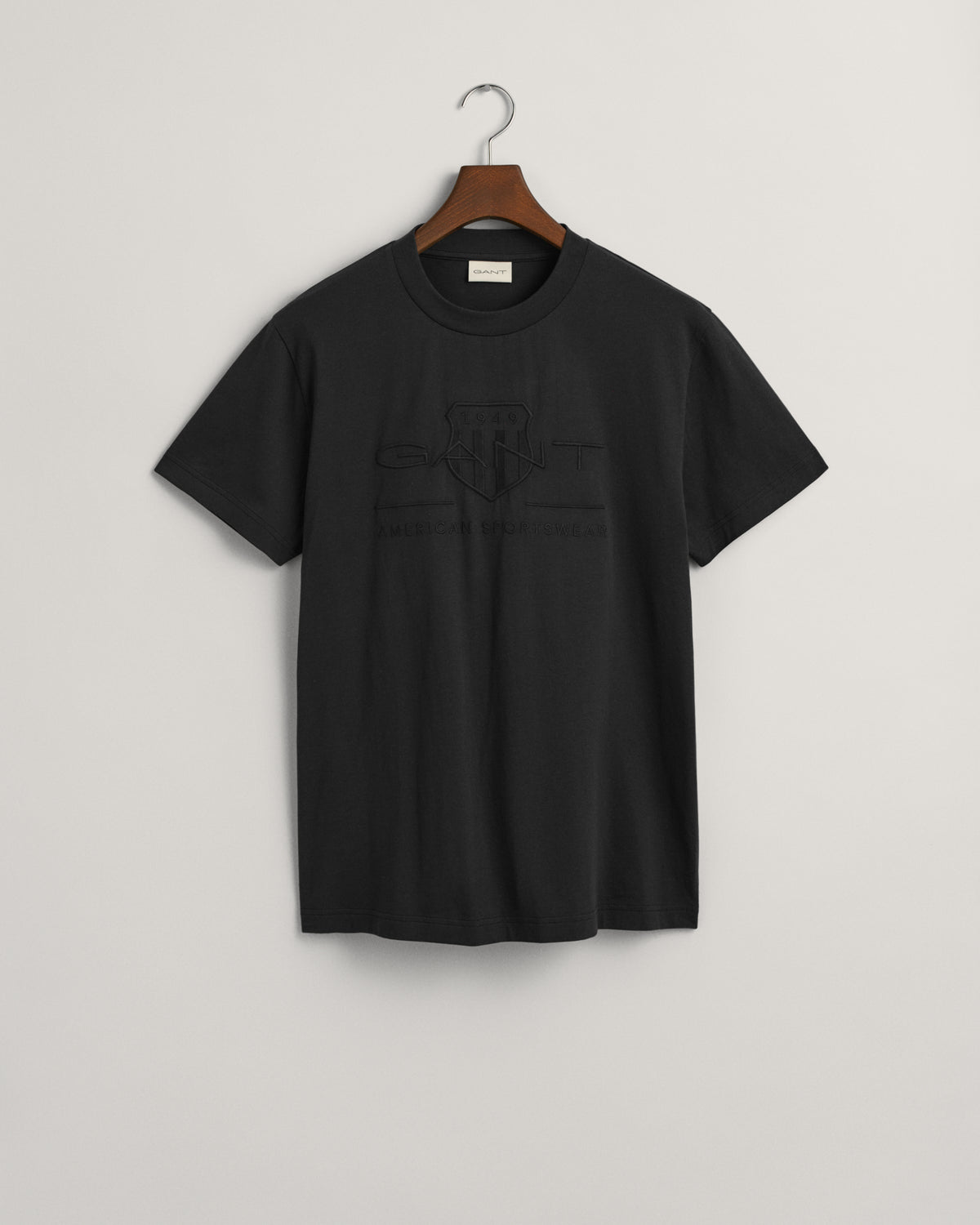 BLACK, REG TONAL SHIELD SS T-SHIRT, FLAT-LAY BY GANT AU.
