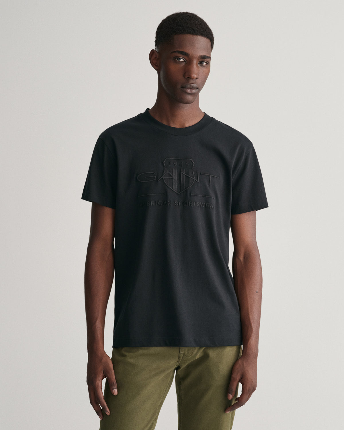 BLACK, REG TONAL SHIELD SS T-SHIRT, FRONT-VIEW BY GANT AU.