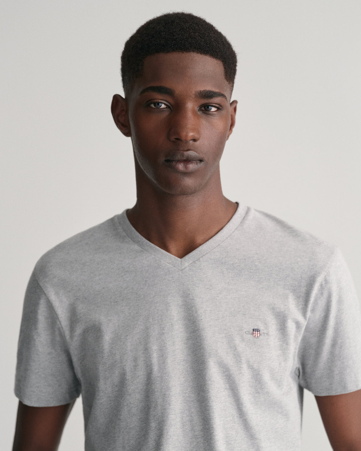 GREY MELANGE, SLIM SHIELD V-NECK T-SHIRT, CLOSE-UP BY GANT AU.