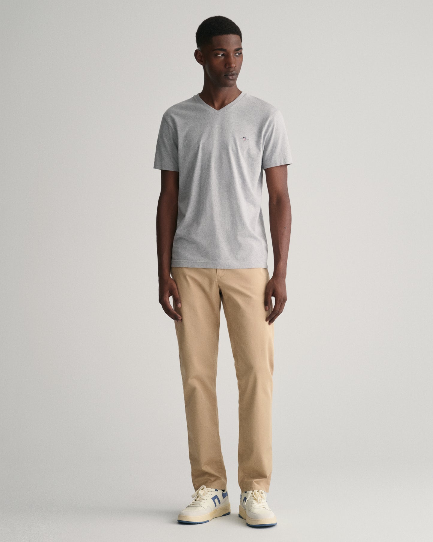 GREY MELANGE, SLIM SHIELD V-NECK T-SHIRT BY GANT AU.