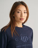 EVENING BLUE, REG TONAL SHIELD C-NECK SWEAT, CLOSE-UP BY GANT AU.