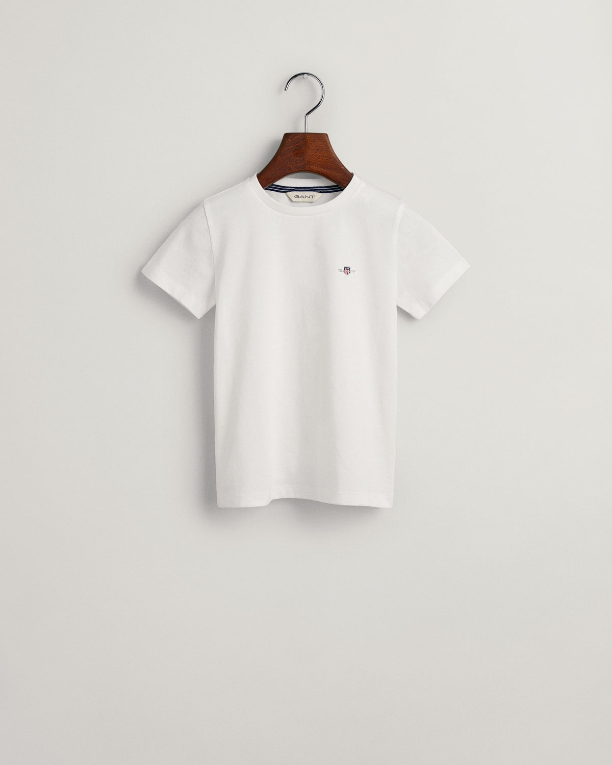WHITE, SHIELD SS T-SHIRT, FLAT-LAY BY GANT AU.