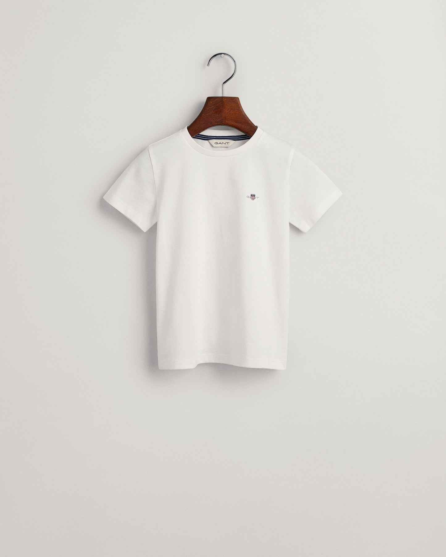 WHITE, SHIELD SS T-SHIRT, FLAT-LAY BY GANT AU.