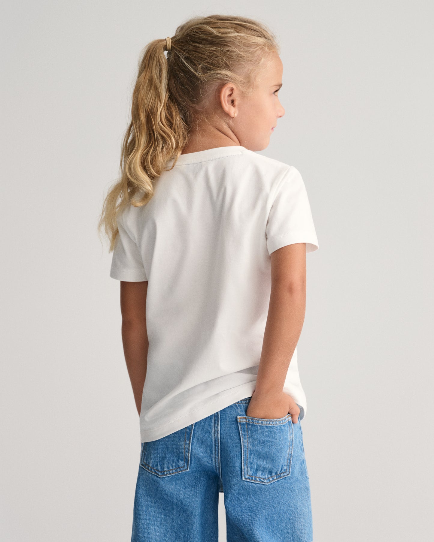 WHITE, SHIELD SS T-SHIRT, BACK-VIEW BY GANT AU.