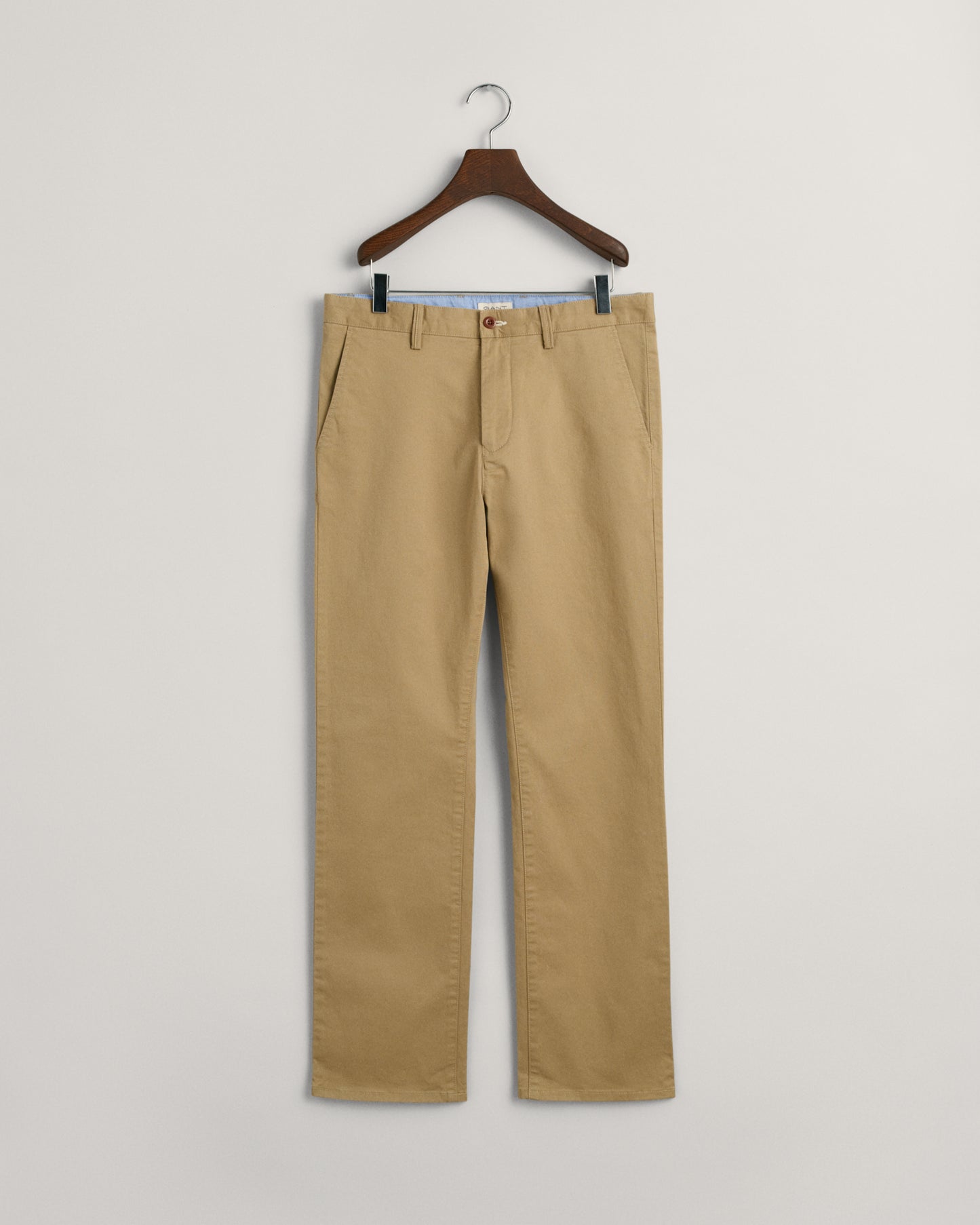 DARK KHAKI, GANT CHINO, FLAT-LAY BY GANT AU.