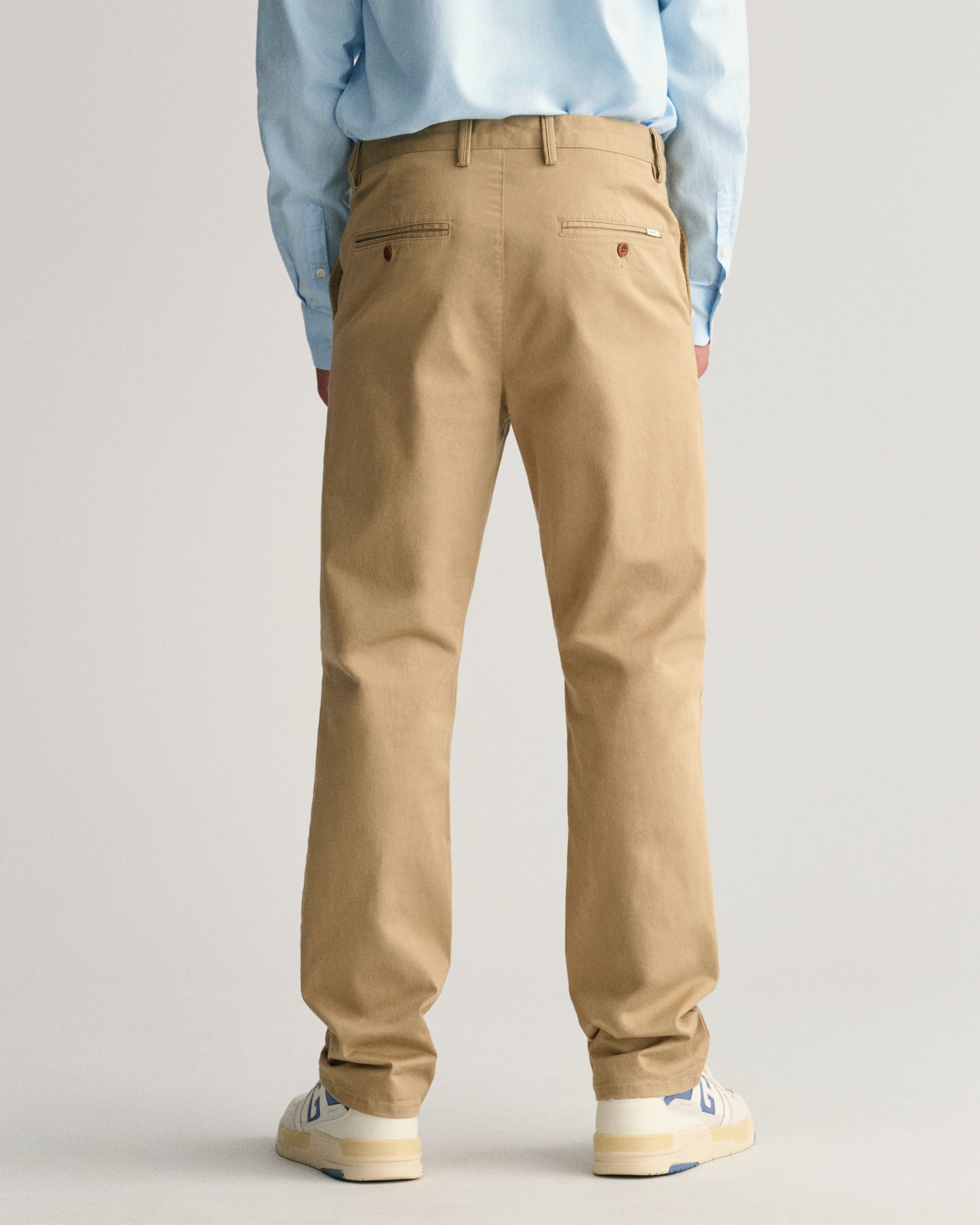 DARK KHAKI, GANT CHINO, BACK-VIEW BY GANT AU.