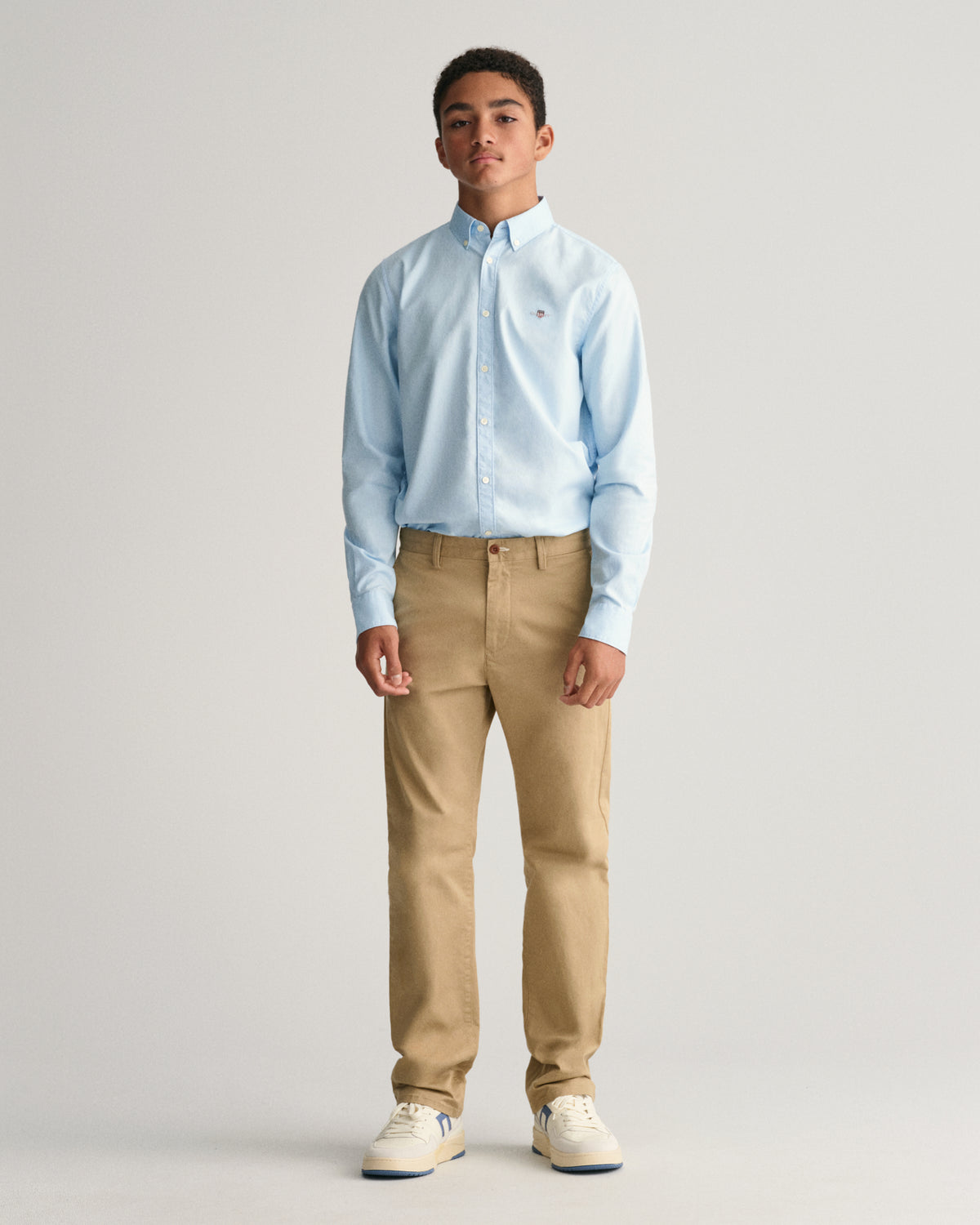 DARK KHAKI, GANT CHINO, FRONT-VIEW BY GANT AU.
