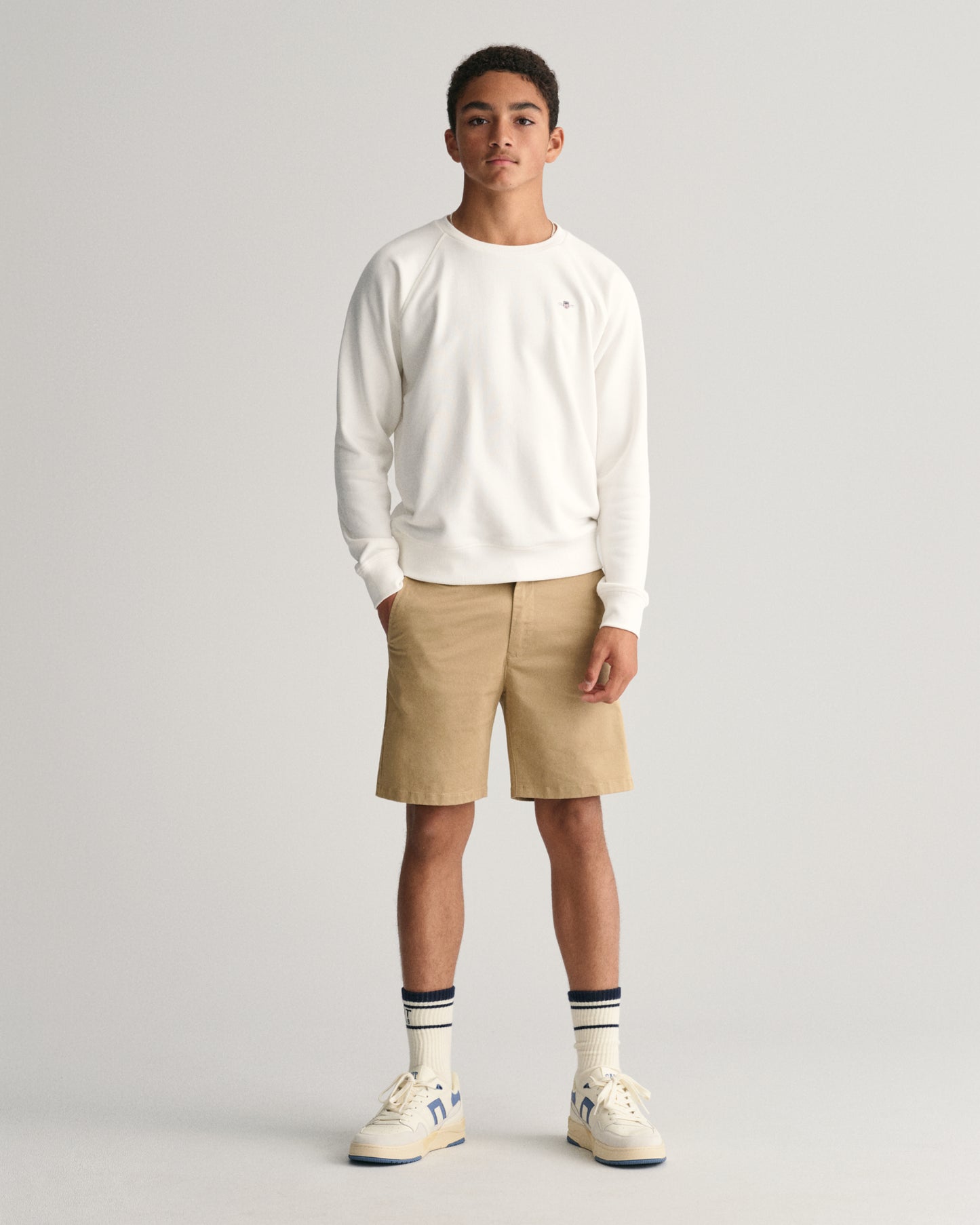 DARK KHAKI, CHINO SHORTS BY GANT AU.