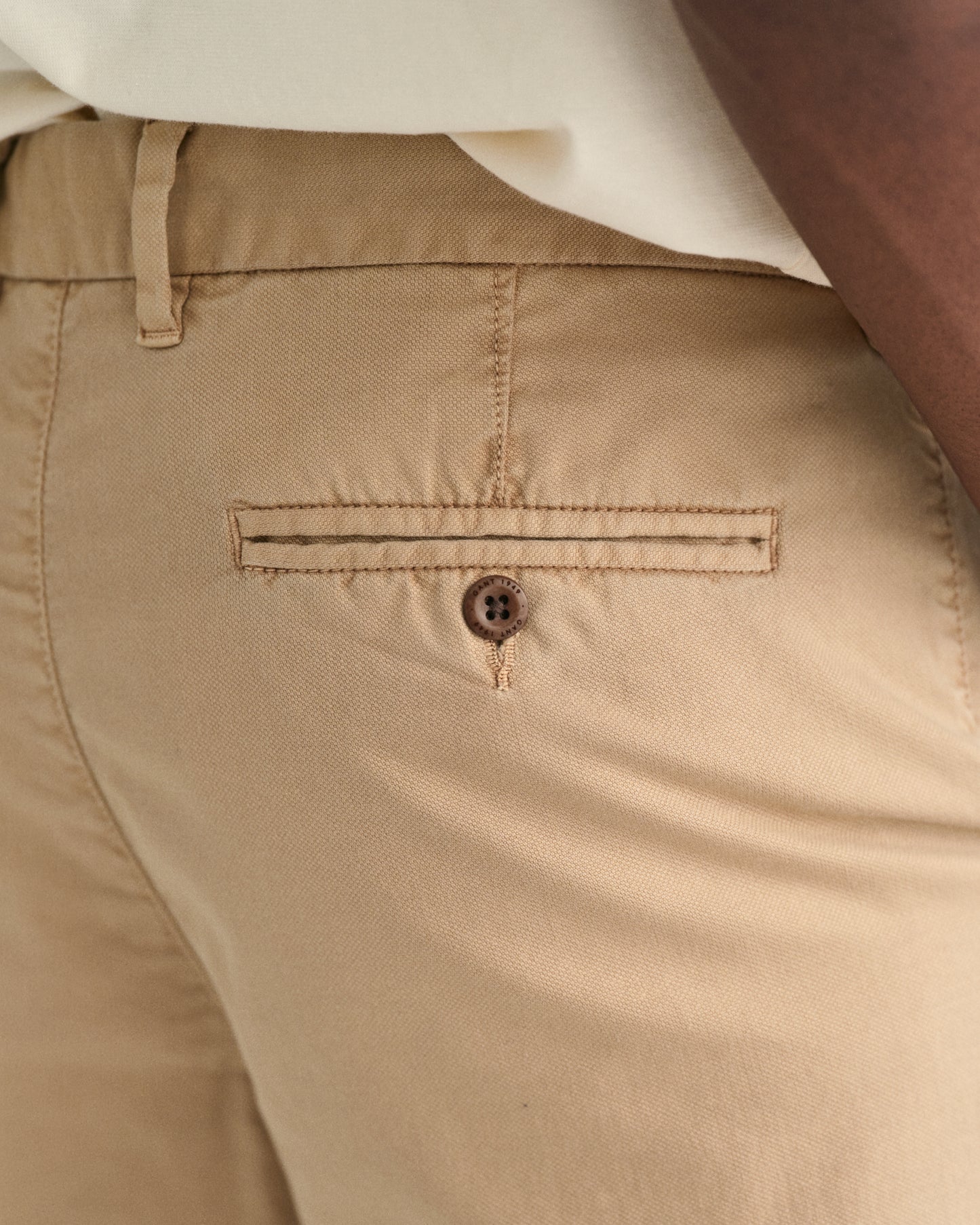 MODEL WEARING SLIM DOBBY STRUCTURE CHINOS