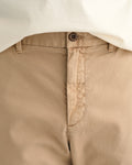 DARK KHAKI, SLIM DOBBY STRUCTURE CHINOS, CLOSE-UP BY GANT AU.