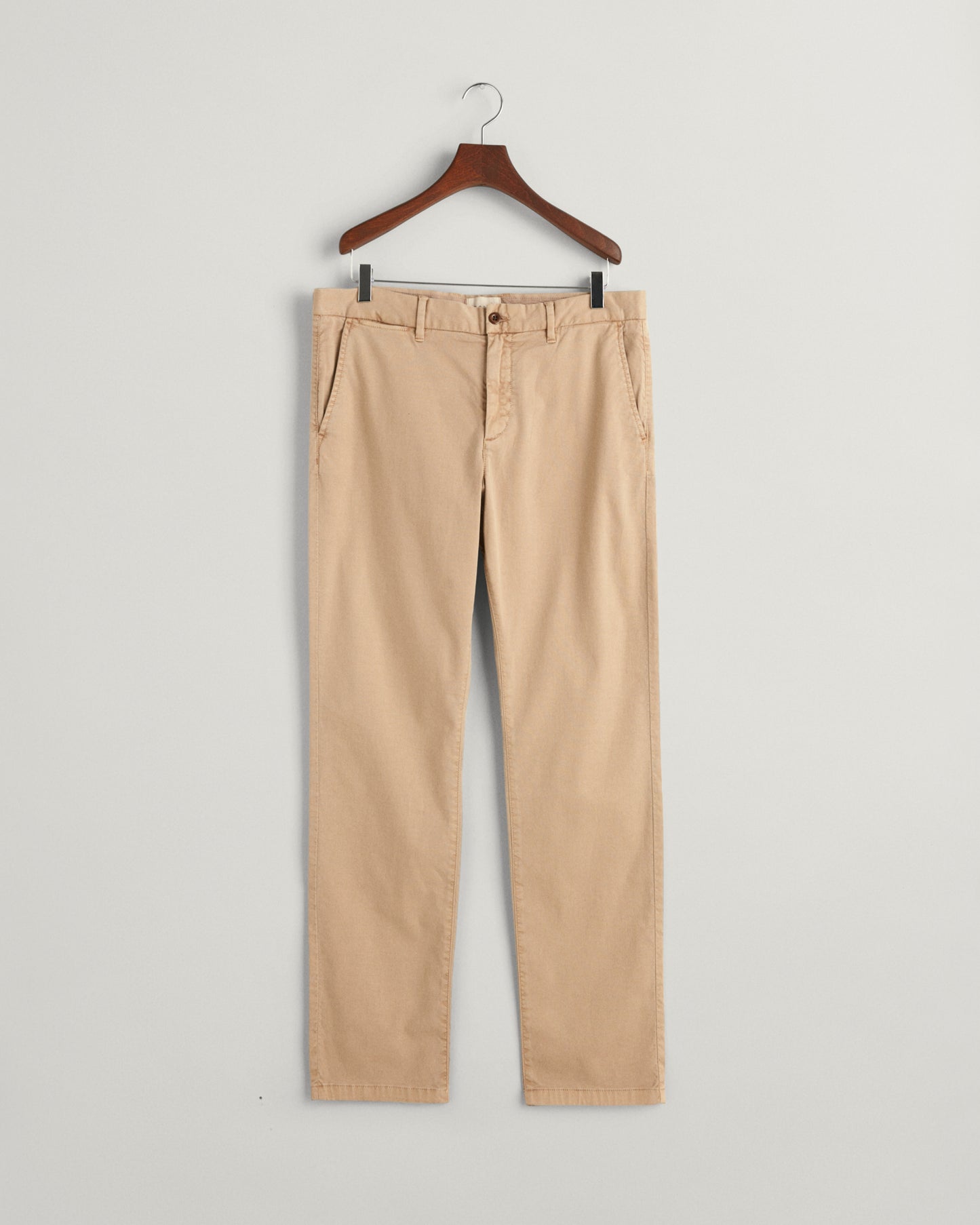 DARK KHAKI, SLIM DOBBY STRUCTURE CHINOS, FLAT-LAY BY GANT AU.
