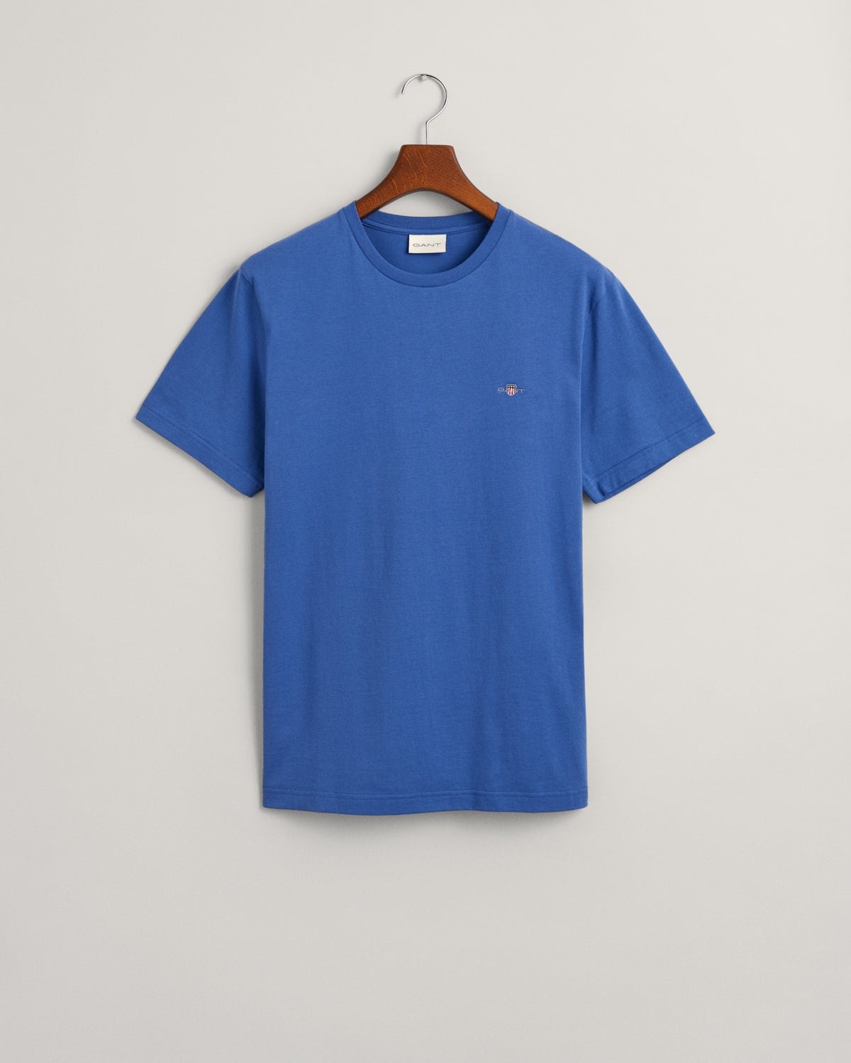 RICH BLUE, REG SHIELD SS T-SHIRT, FLAT-LAY BY GANT AU.