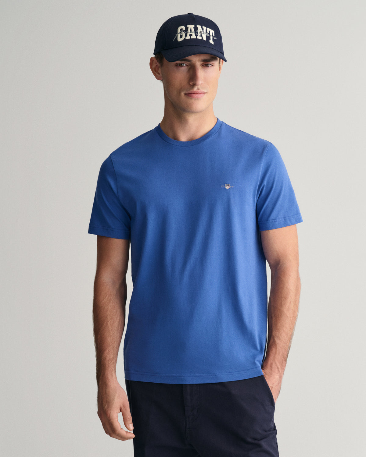 RICH BLUE, REG SHIELD SS T-SHIRT, FRONT-VIEW BY GANT AU.