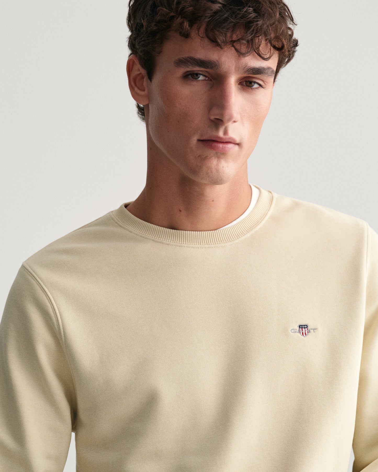 SILKY BEIGE, REG SHIELD C-NECK SWEAT, CLOSE-UP BY GANT AU.
