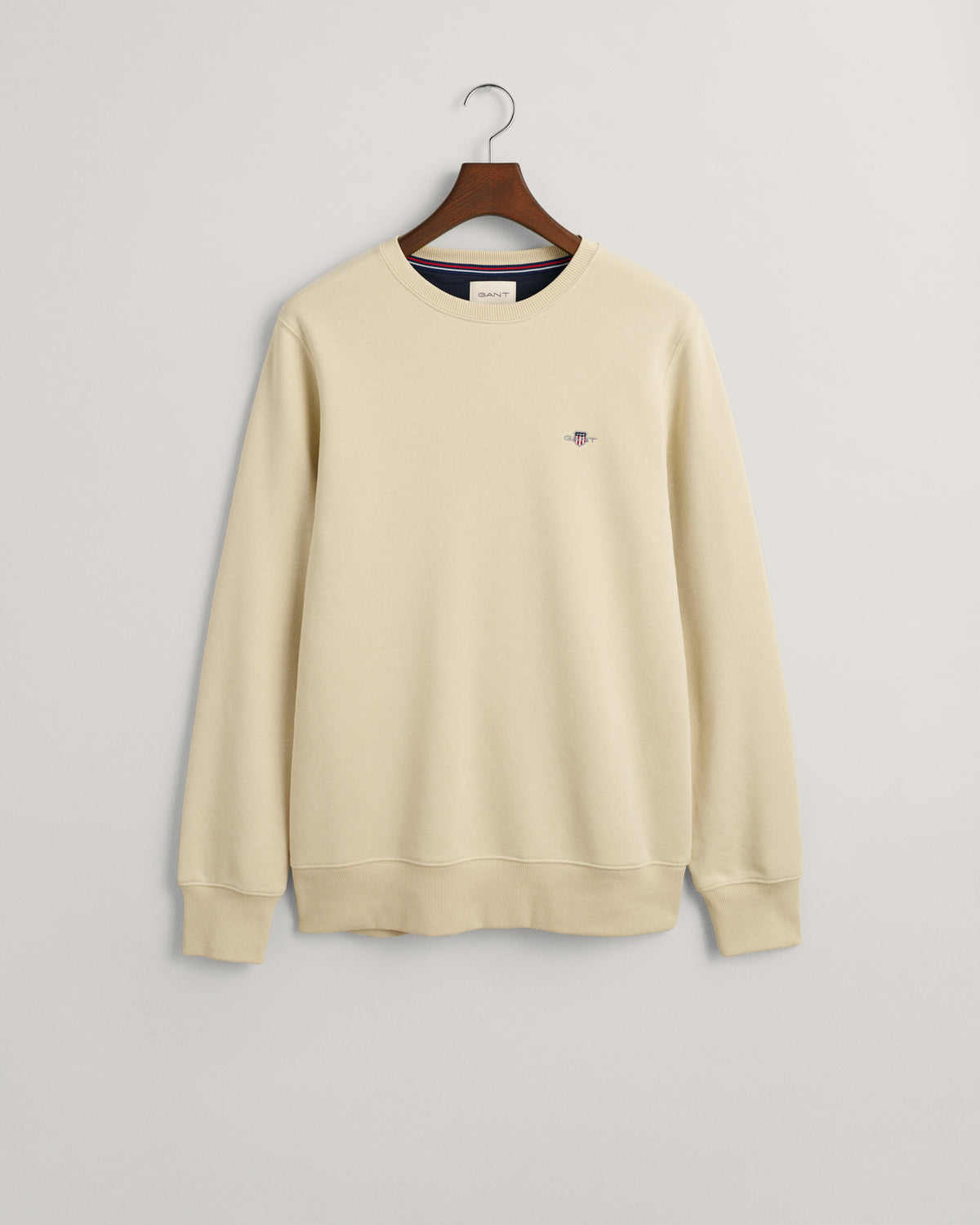SILKY BEIGE, REG SHIELD C-NECK SWEAT, FLAT-LAY BY GANT AU.