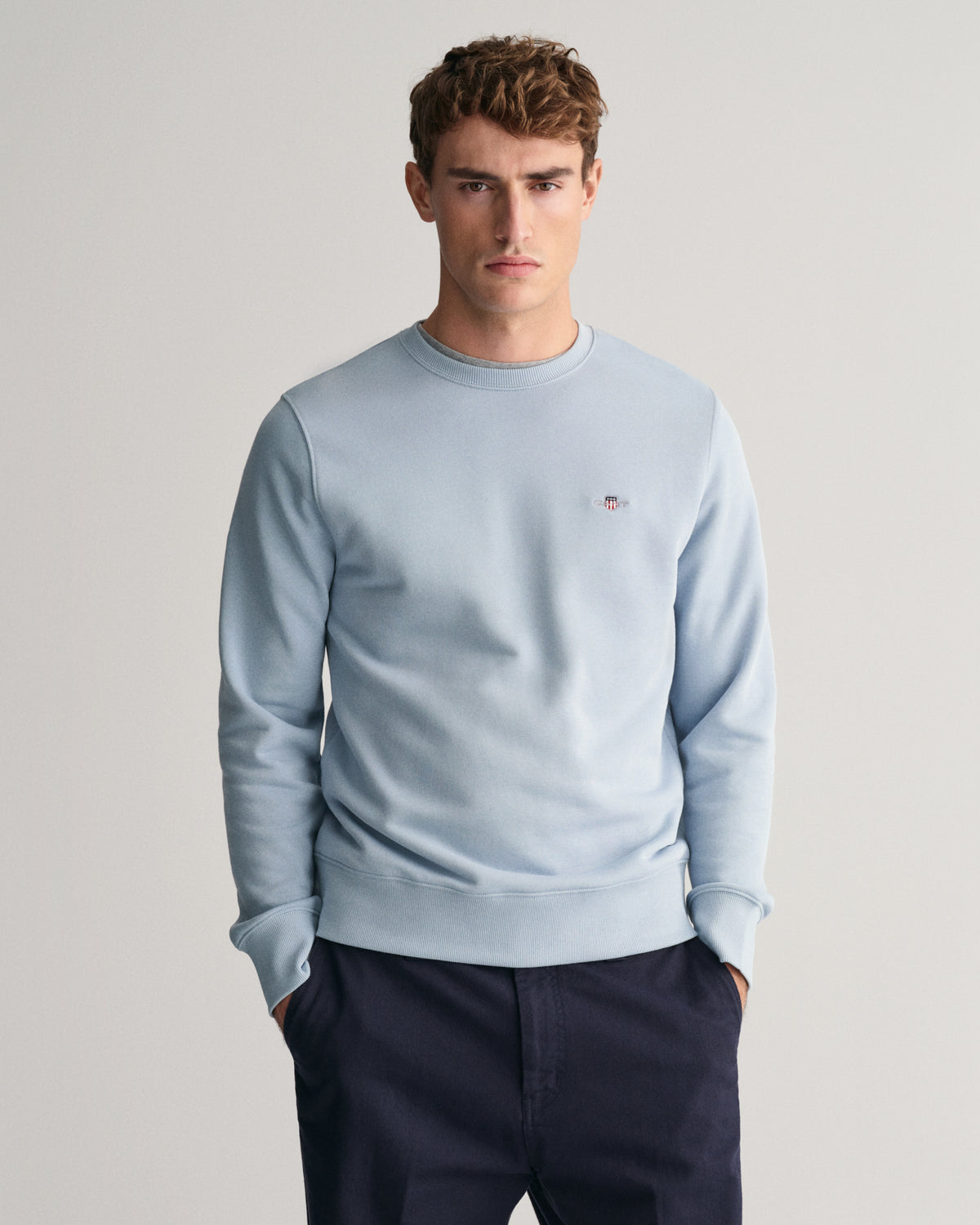 DOVE BLUE, REG SHIELD C-NECK SWEAT, FRONT-VIEW BY GANT AU.
