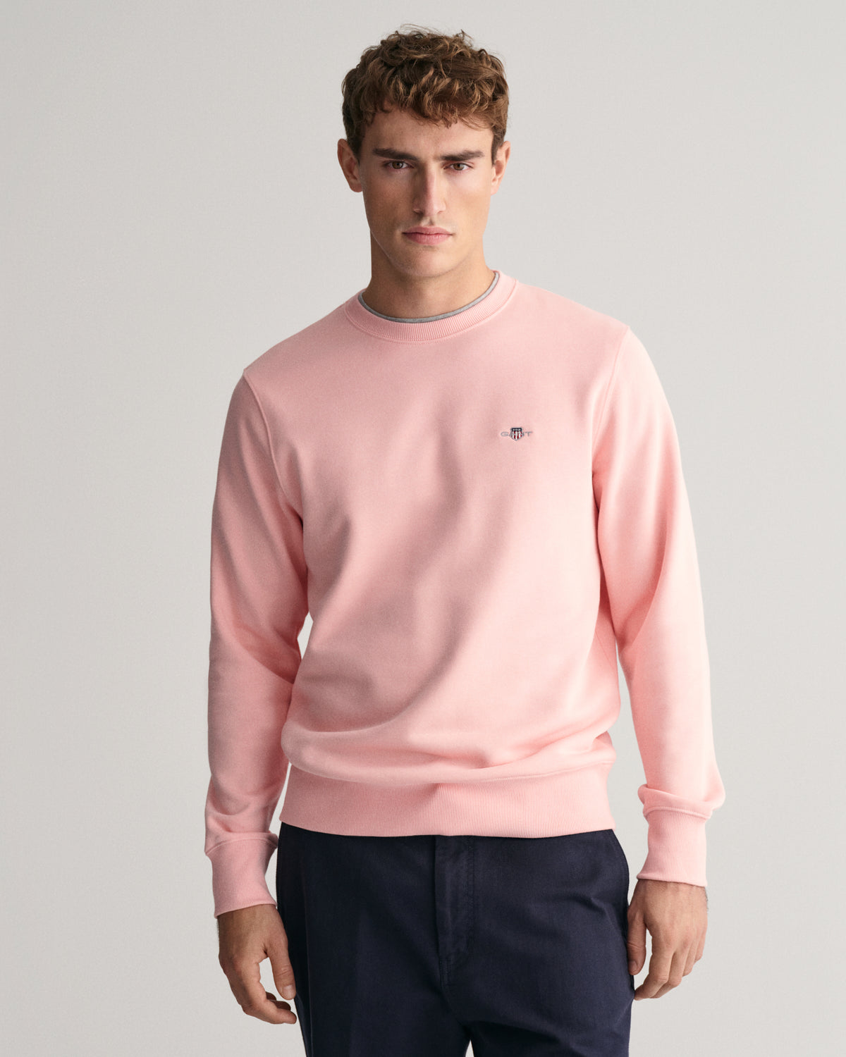 BUBBELGUM PINK, REG SHIELD C-NECK SWEAT, FRONT-VIEW BY GANT AU.