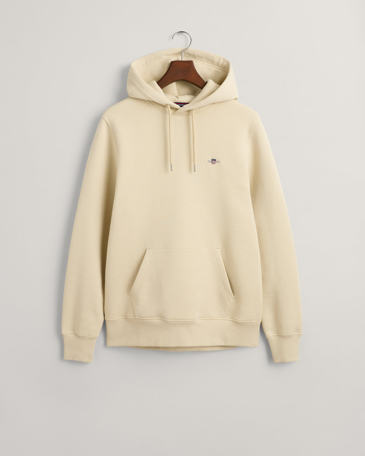 SILKY BEIGE, REG SHIELD HOODIE, FLAT-LAY BY GANT AU.