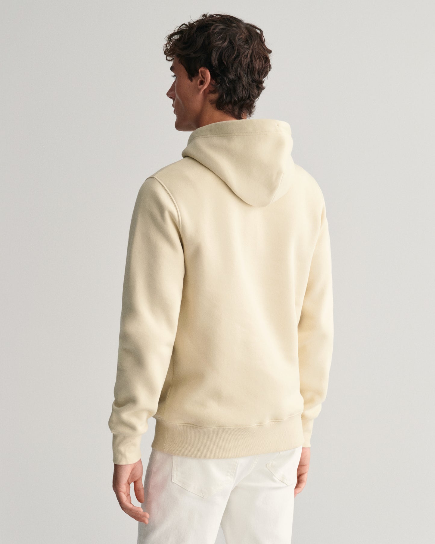 SILKY BEIGE, REG SHIELD HOODIE, BACK-VIEW BY GANT AU.