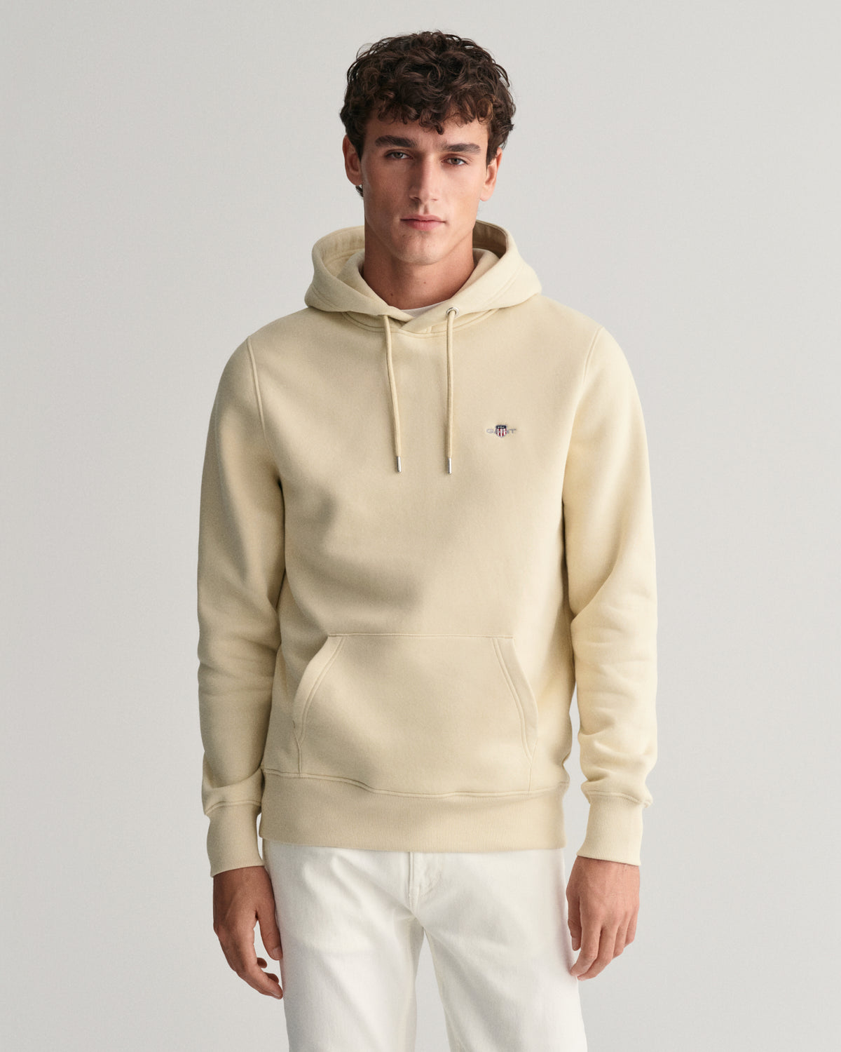 SILKY BEIGE, REG SHIELD HOODIE, FRONT-VIEW BY GANT AU.