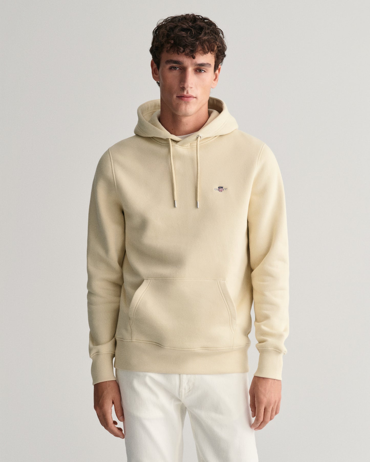 SILKY BEIGE, REG SHIELD HOODIE, FRONT-VIEW BY GANT AU.