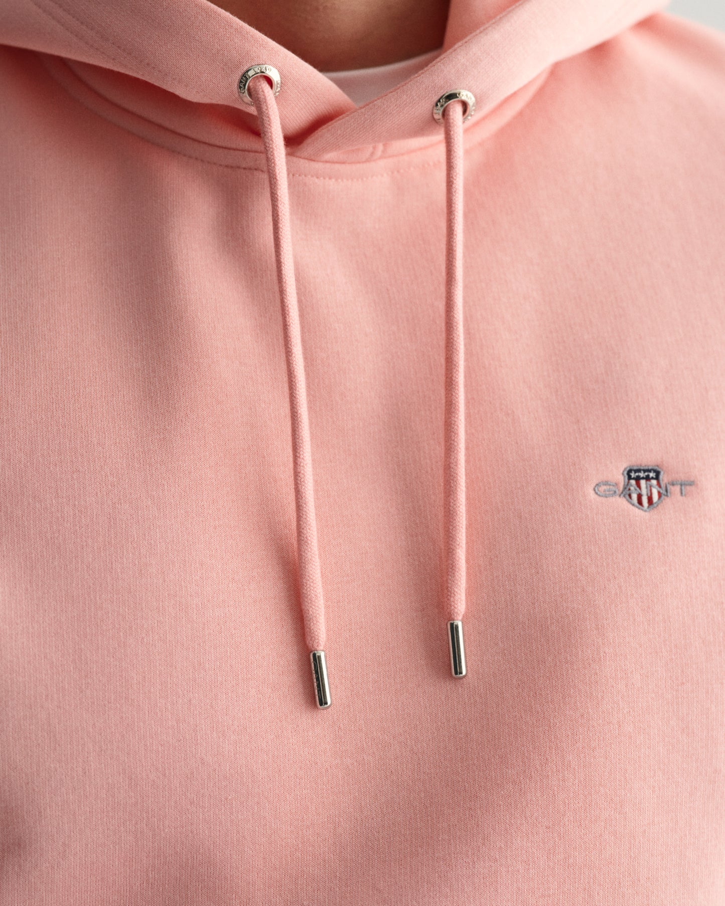 BUBBELGUM PINK, REG SHIELD HOODIE, CLOSE-UP BY GANT AU.