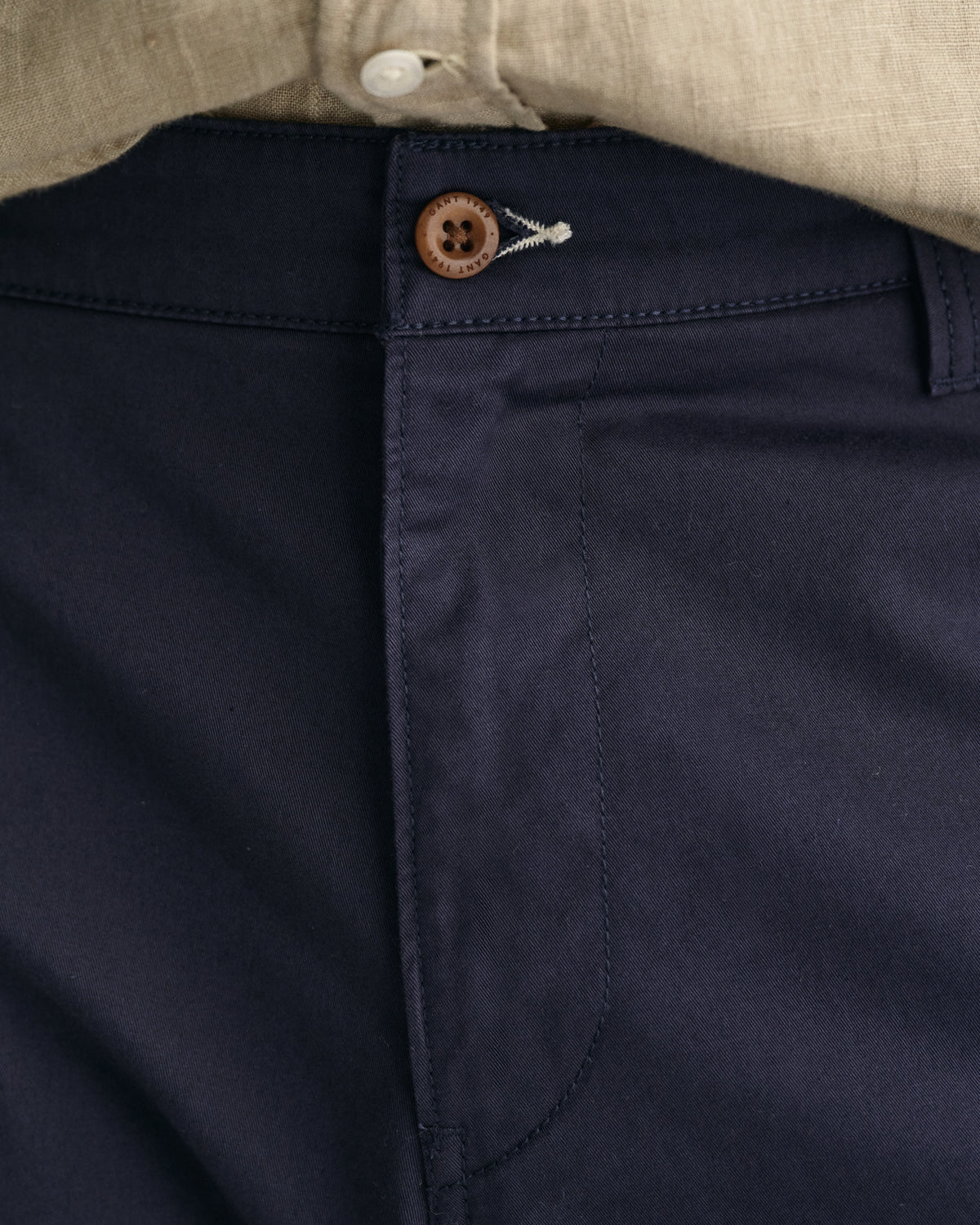 MODEL WEARING RELAXED TWILL CARGO SHORTS