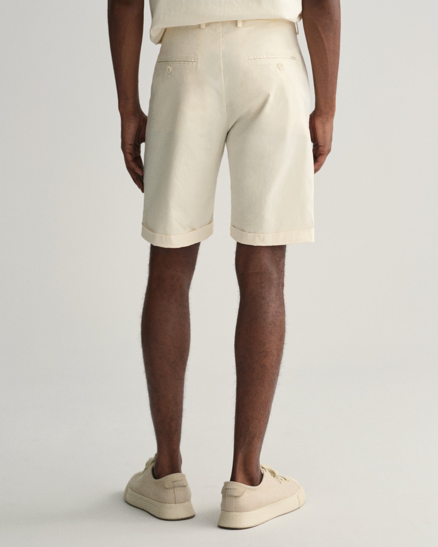 CREAM, SLIM SUNFADED SHORTS, BACK-VIEW BY GANT AU.