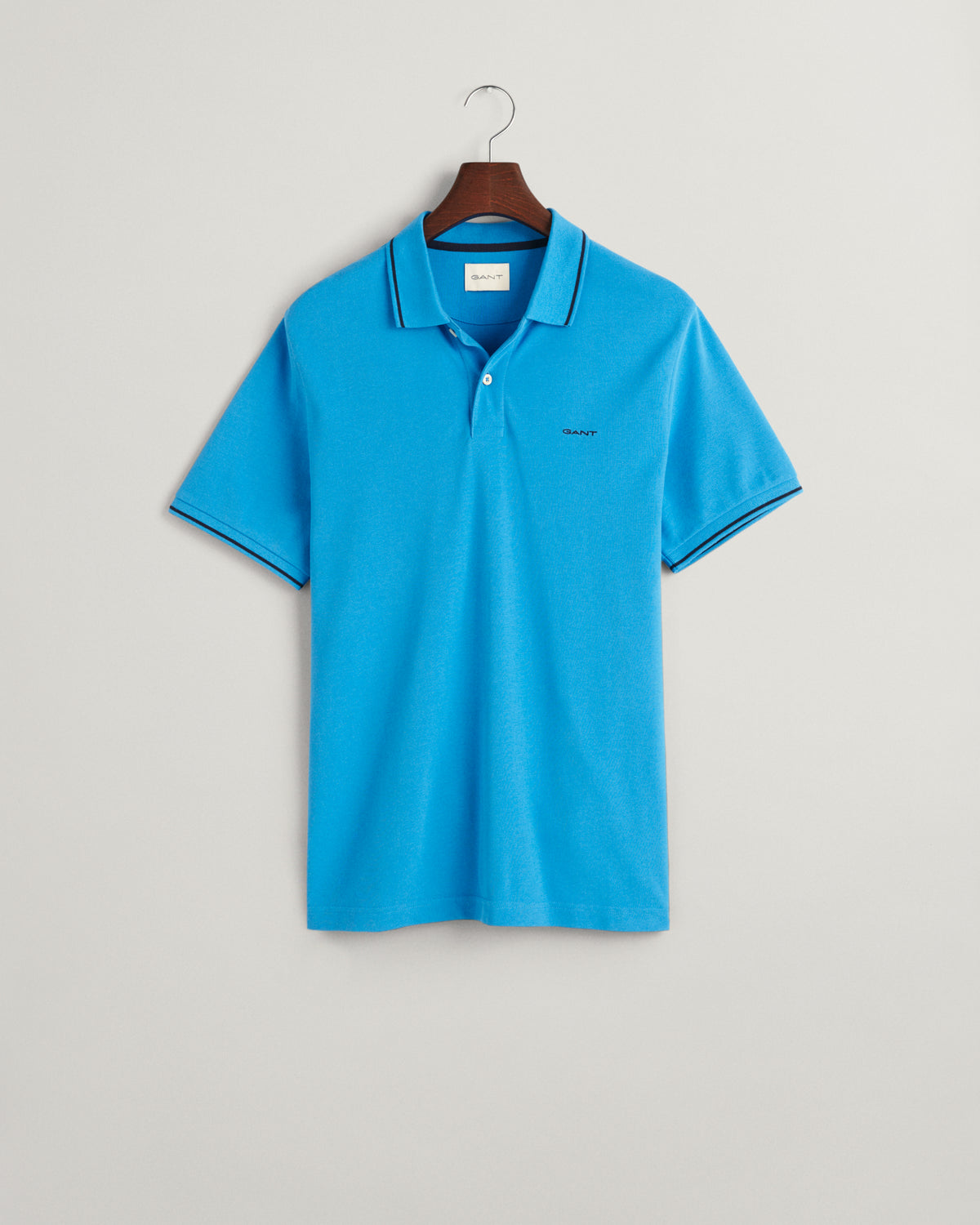DAY BLUE, TIPPING SS PIQUE POLO, FLAT-LAY BY GANT AU.