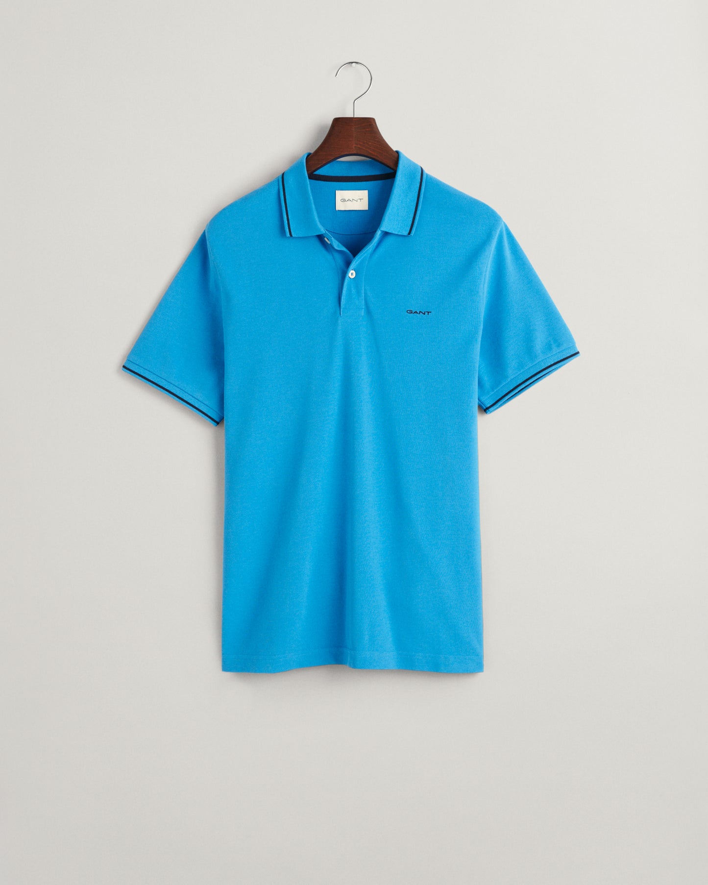 DAY BLUE, TIPPING SS PIQUE POLO, FLAT-LAY BY GANT AU.