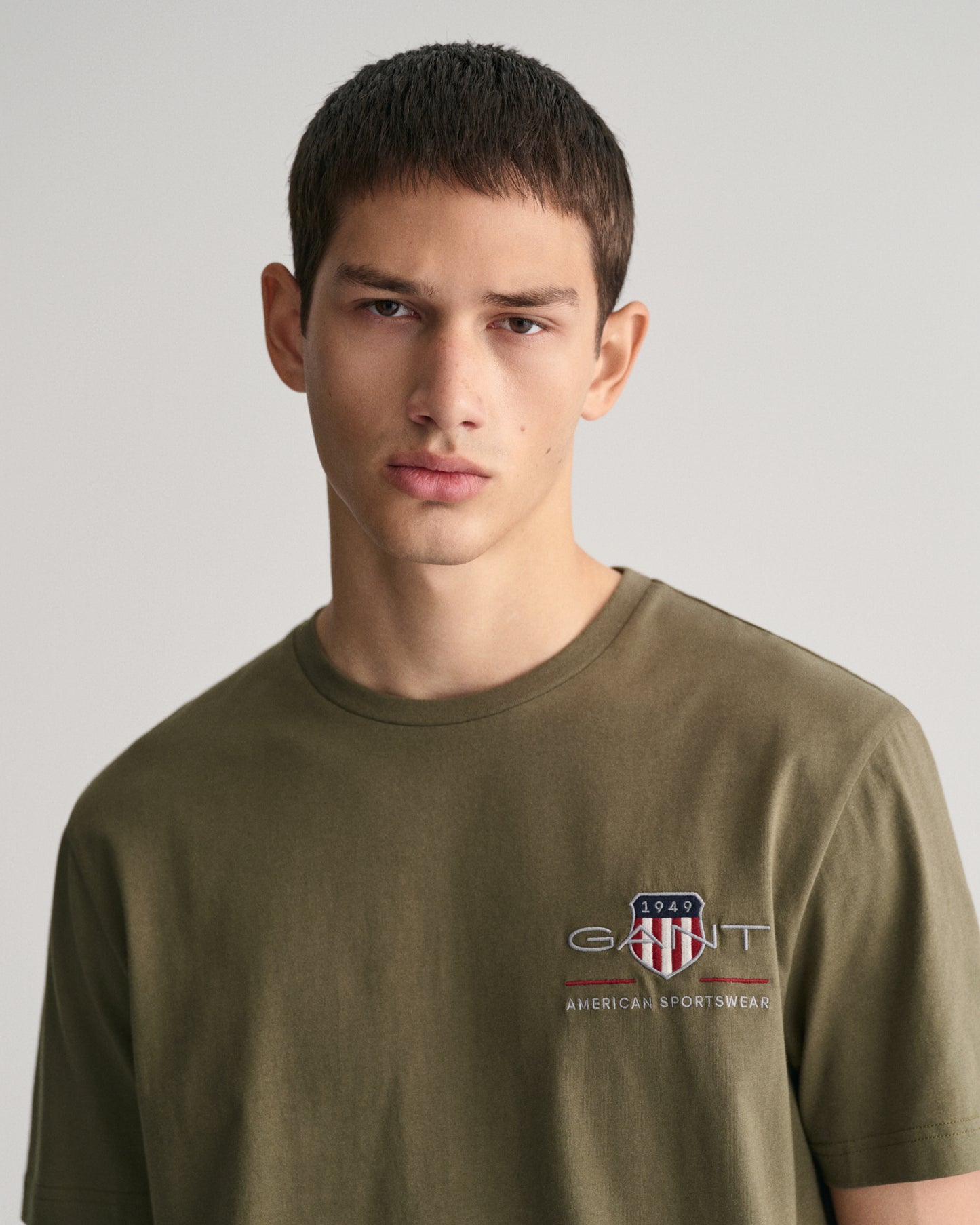 JUNIPER GREEN, REG ARCHIVE SHIELD EMB SS T-SHIRT, CLOSE-UP BY GANT AU.