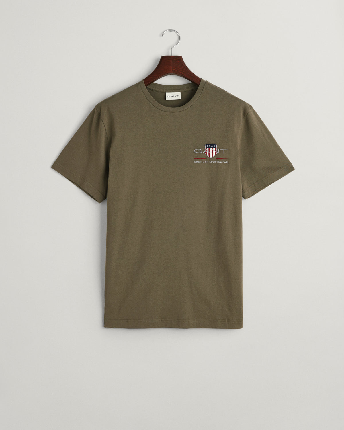 JUNIPER GREEN, REG ARCHIVE SHIELD EMB SS T-SHIRT, FLAT-LAY BY GANT AU.