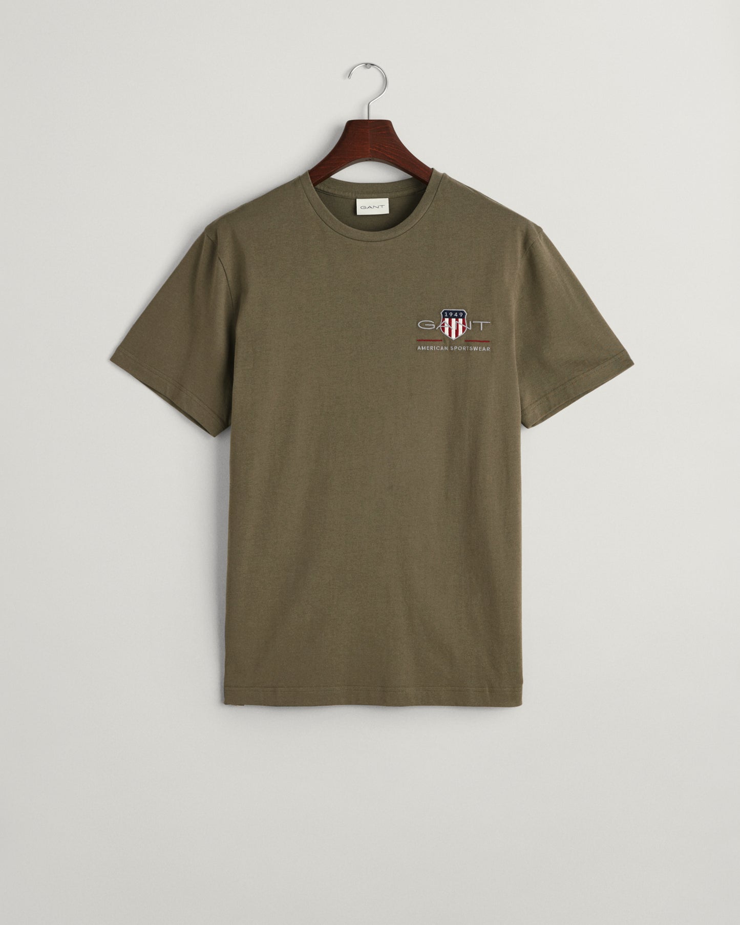 JUNIPER GREEN, REG ARCHIVE SHIELD EMB SS T-SHIRT, FLAT-LAY BY GANT AU.